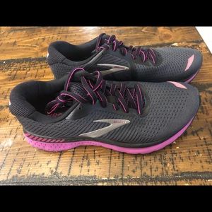 NEW Women’s Brooks Adrenaline GTS 20 Athletic Shoes size 9